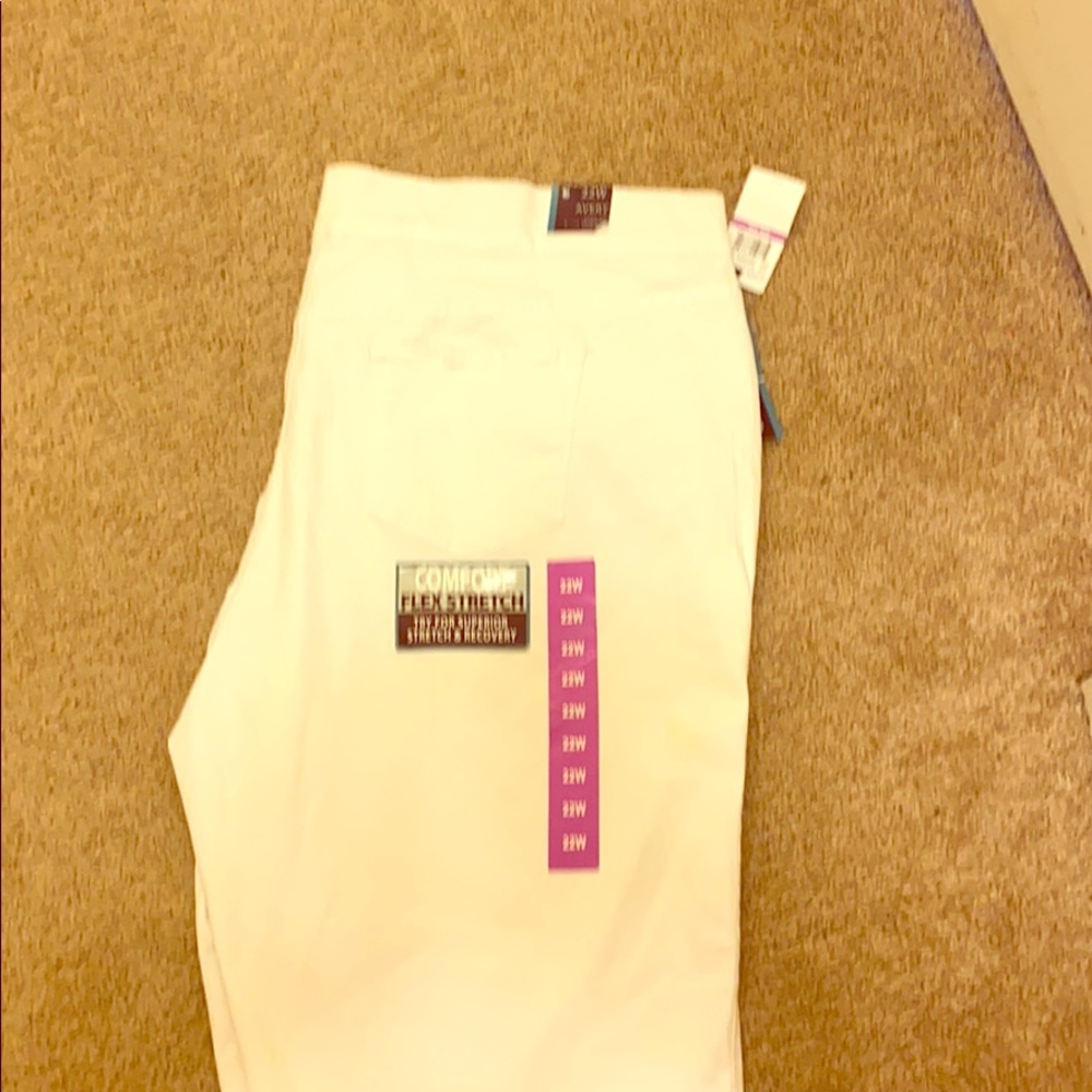 White Gloria capris size 22w! NWT